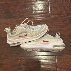 Nike Air Max Axis Women’s 
Size 5
